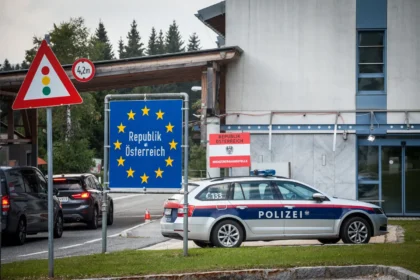 Patikros prie sienų / BalkansCat / Shutterstock.com