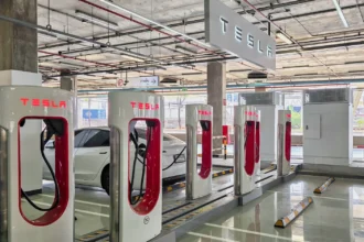 Tesla Supercharger / fokke baarssen / Shutterstock.com