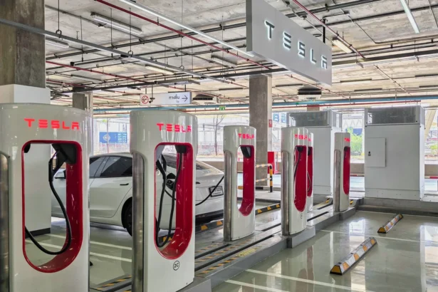 Tesla Supercharger / fokke baarssen / Shutterstock.com