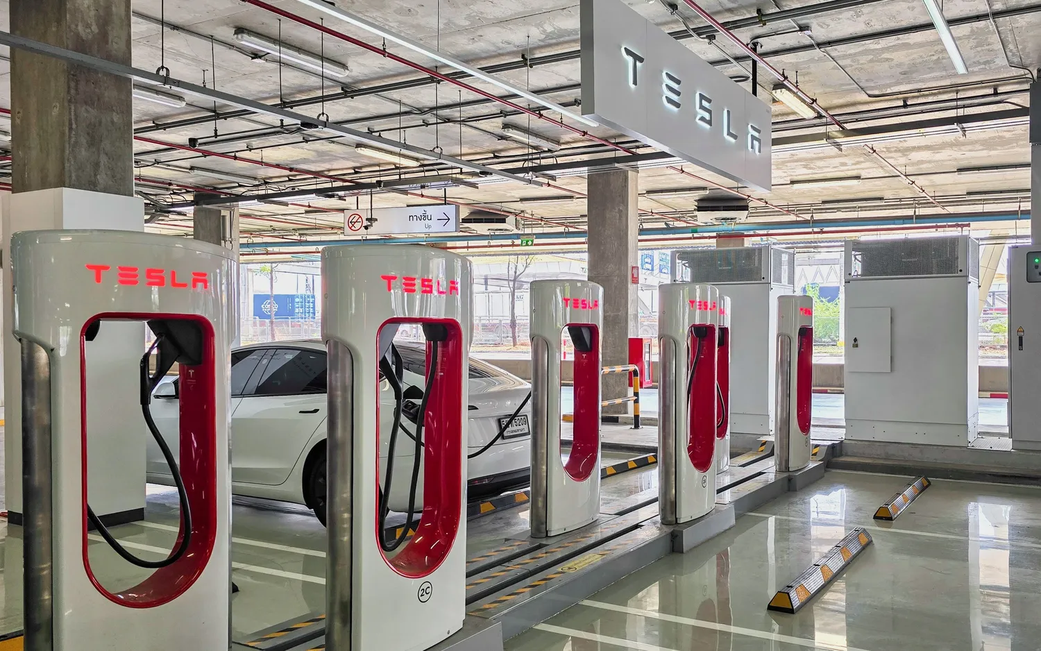 Tesla Supercharger / fokke baarssen / Shutterstock.com