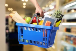 Kaimyninėje Latvijoje nuo liepos 1 d. pinga kasdieniai maisto produktai