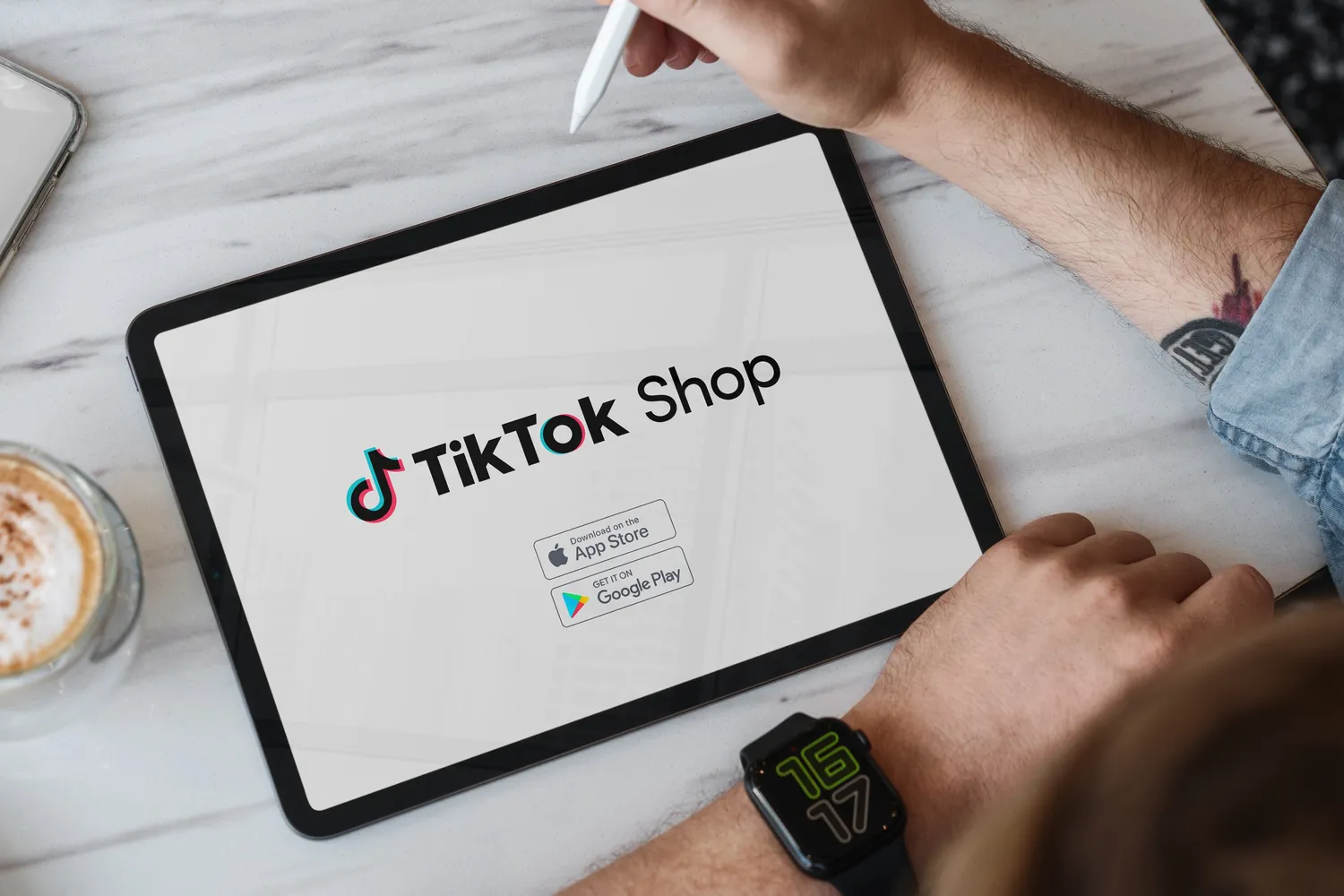 TikTok Shop / Azulblue / Shutterstock.com