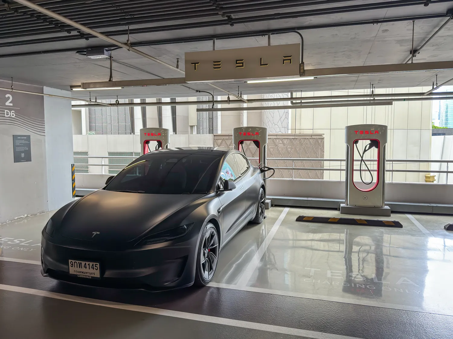 Juodos spalvos automobilis / onapalmtree / Shutterstock.com