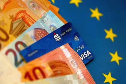 Visa kortelės ES / Mehaniq / Shutterstock.com