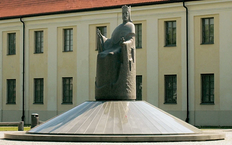Karaliaus Mindaugo paminklas (2003; skulptorius R. Midvikis, © LATGA, 2020, architektas R. Krištapavičius, © LATGA, 2020)