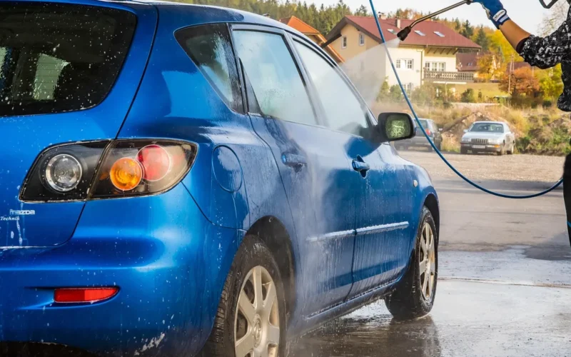 Blizgantis automobilis, bet variklis tyli: po plovimo išryškėja viena brangi klaida