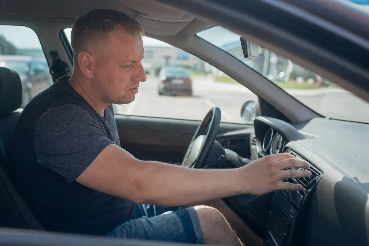 Iš grotelių pučia šaltai, o automobilyje vis tiek tvanku – kur dingsta visa vėsa?