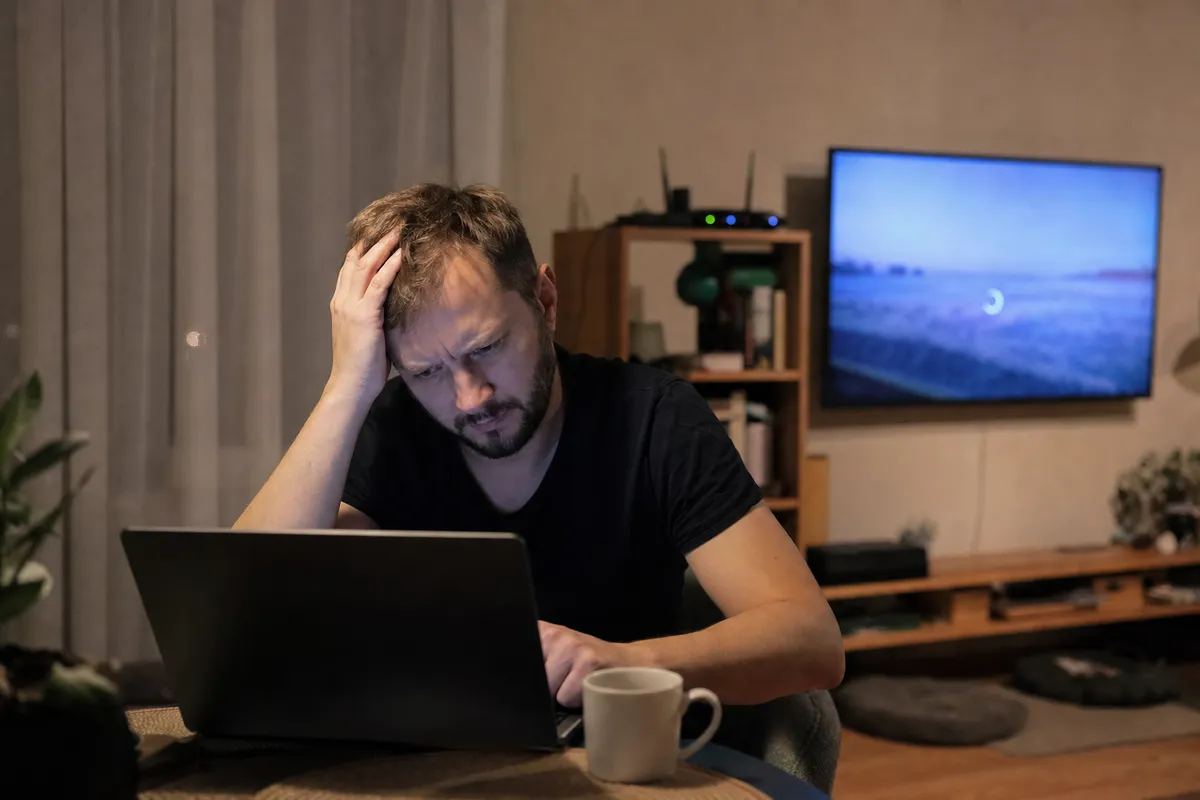 Rēķins par ātru internetu, bet vakarā filma atkal apstājas: kur pazūd solītais ātrums?