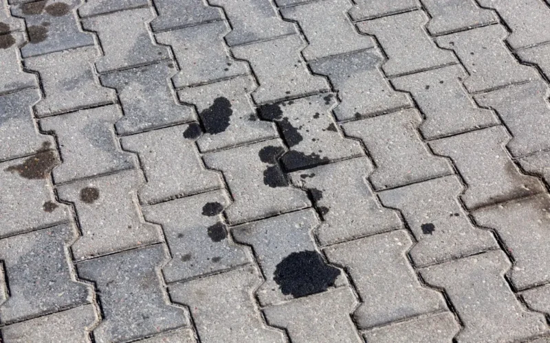 Kaip pašalinti riebalų ir alyvos dėmes nuo trinkelių