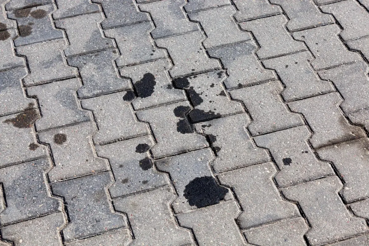 Kaip pašalinti riebalų ir alyvos dėmes nuo trinkelių