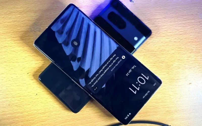 Telefonas įkrauna kitą telefoną
