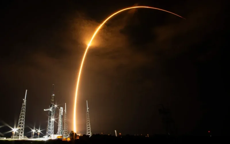 Keturių tonų „Falcon 9“ pakopa trenksis į Mėnulį