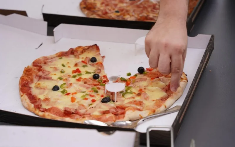 Mažas plastikinis „staliukas“ picos dėžėje