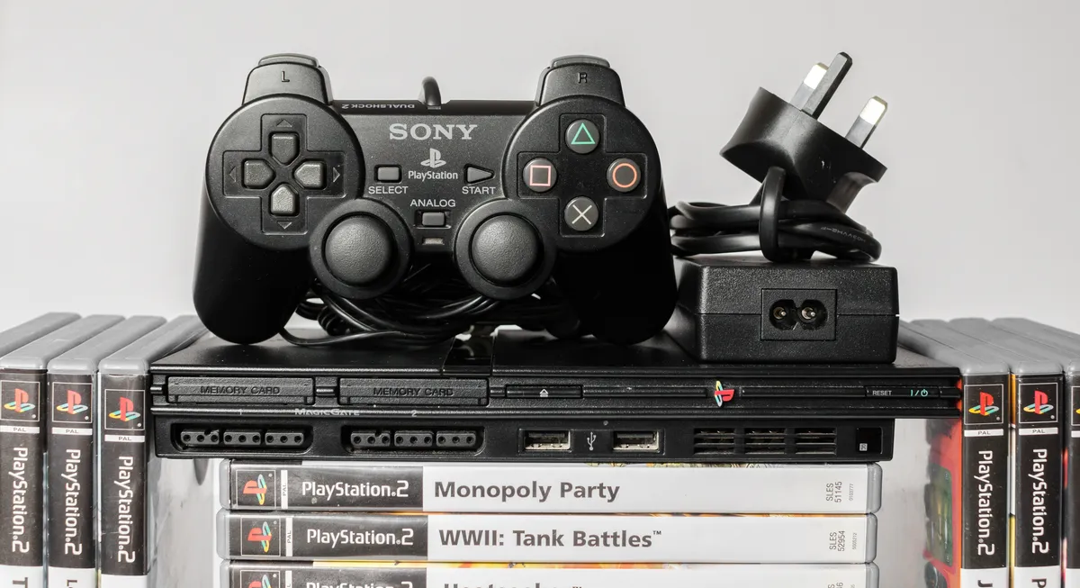 PS2 konsolė ir žaidimai