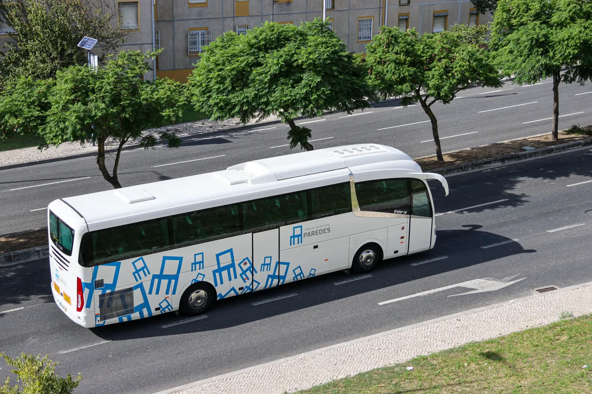 Kas gali važiuoti autobusų juosta?