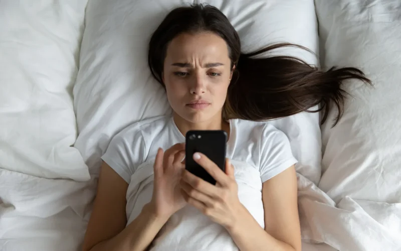 Kur laikyti telefoną per naktį?