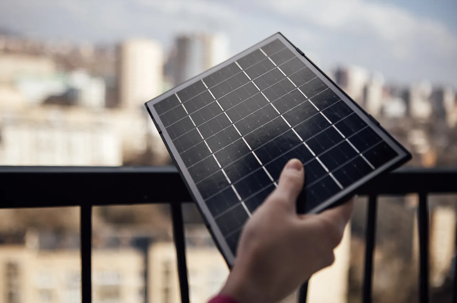 Spragos saulės elektrinių panelėse