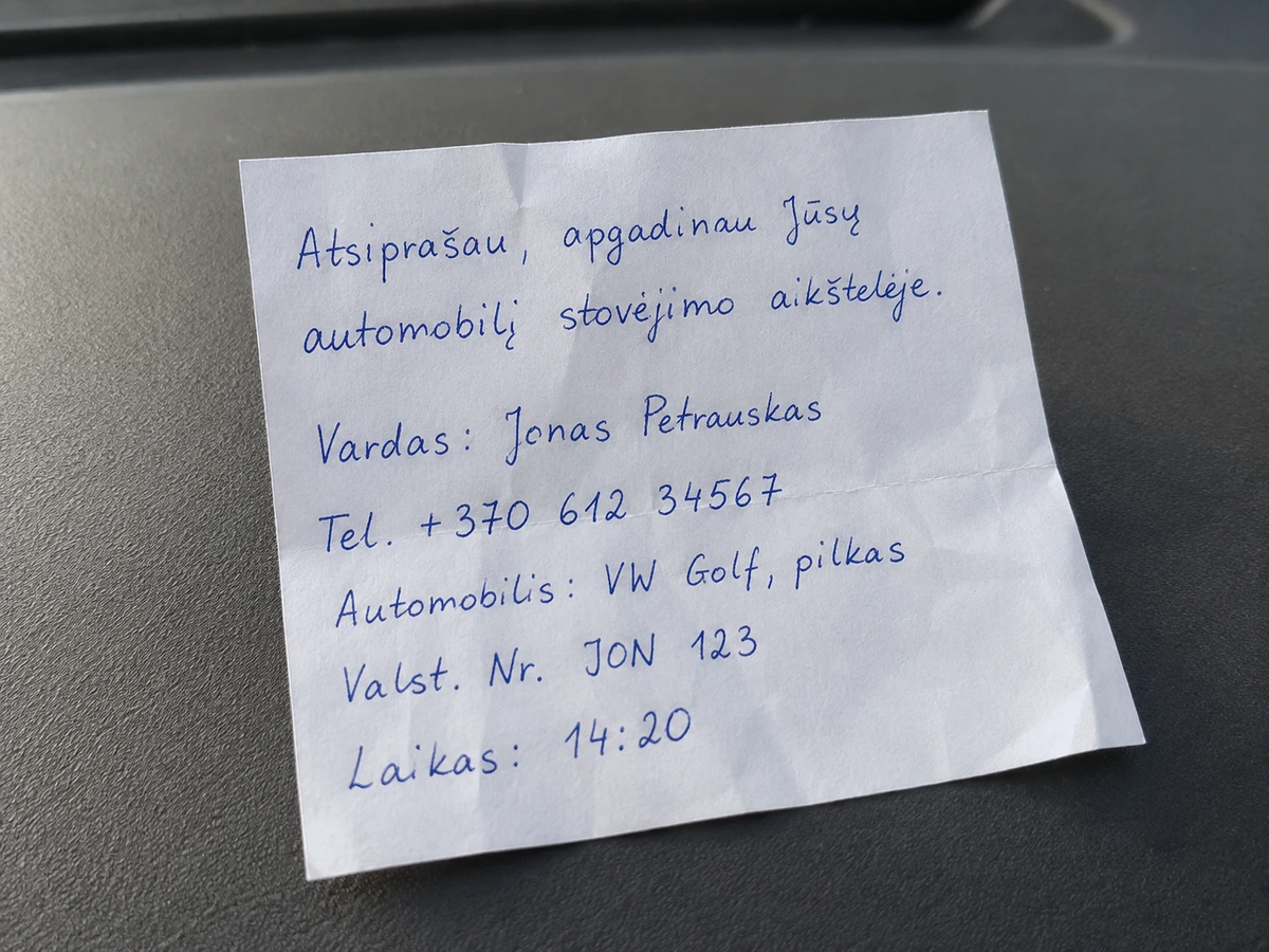 Raštelis apie apgadintą automobilį