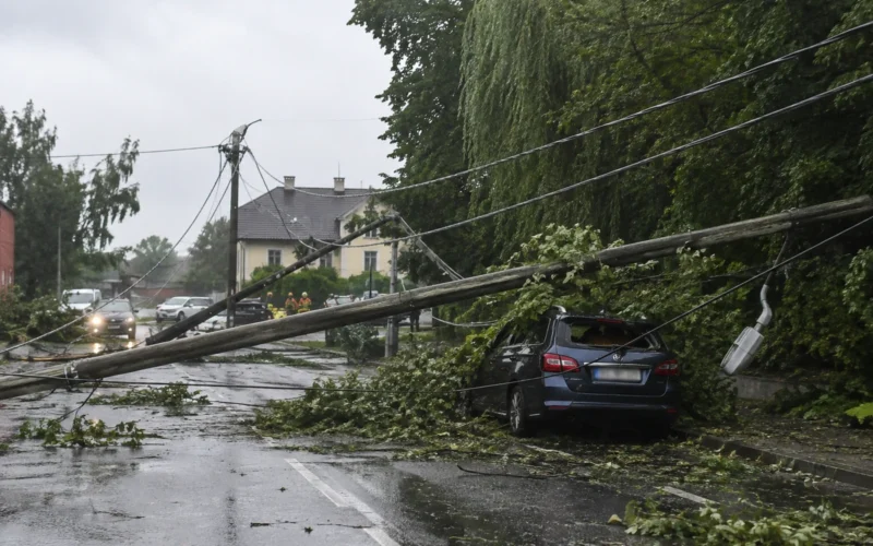 Lietuvoje po audros paskelbta ekstremalioji situacija