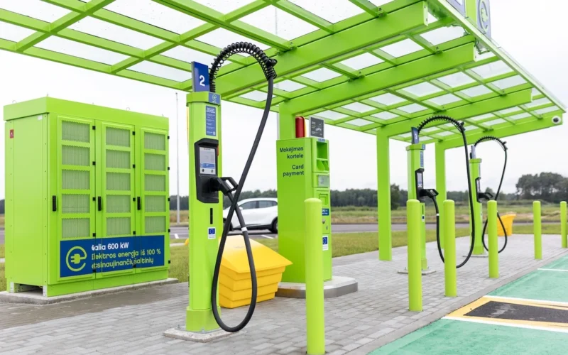 Elektromobiļu vadītājiem Lietuvā – vienkāršāka norēķināšanās: viena lietotne darbosies arī braucienos uz Latviju