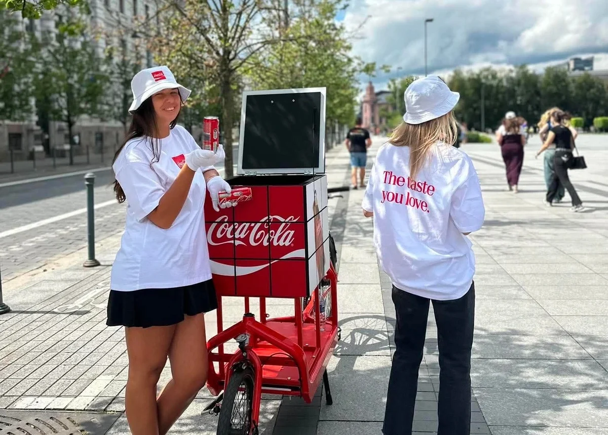 „Coca-Cola“ maina tēlu Lietuvā: iepakojums izskatīsies citādi, bet garša nemainīsies