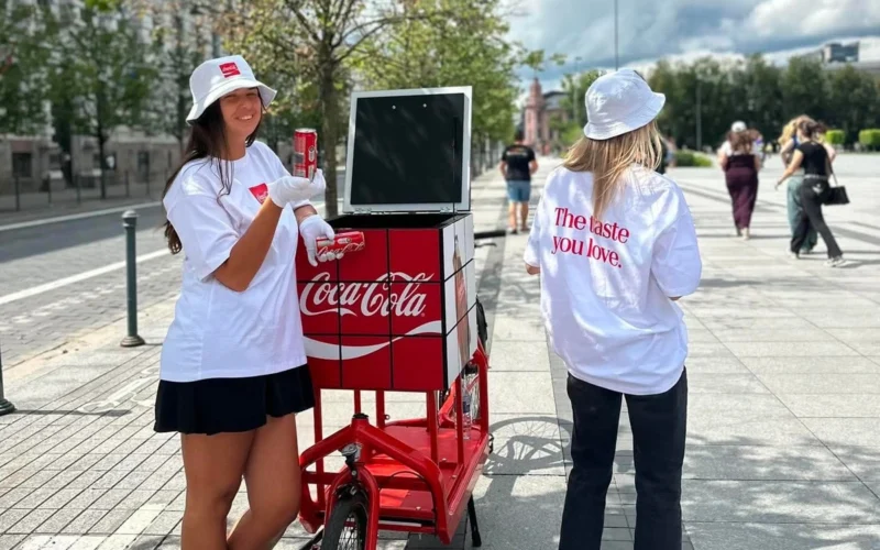 „Coca-Cola“ maina tēlu Lietuvā: iepakojums izskatīsies citādi, bet garša nemainīsies