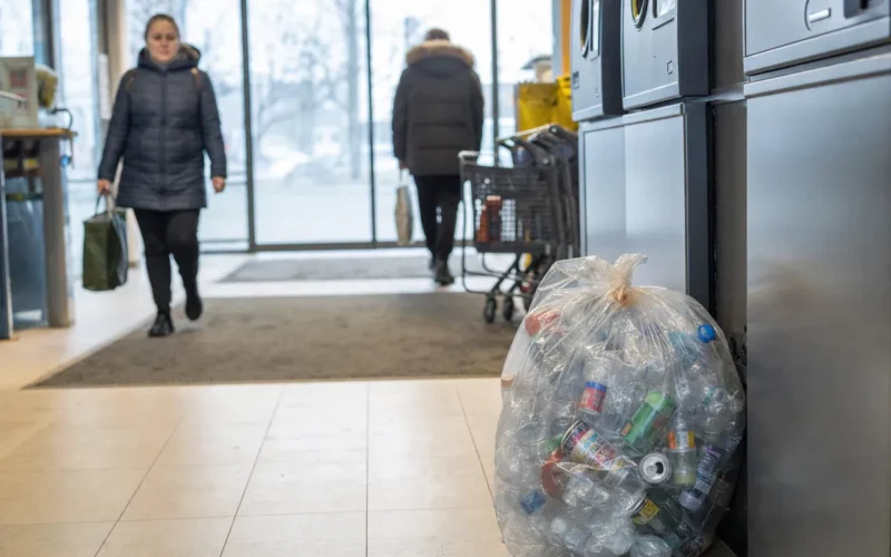 Prie taromato žmonės palieka pilnus maišus butelių ir nueina – ir tai ne dėl eilės