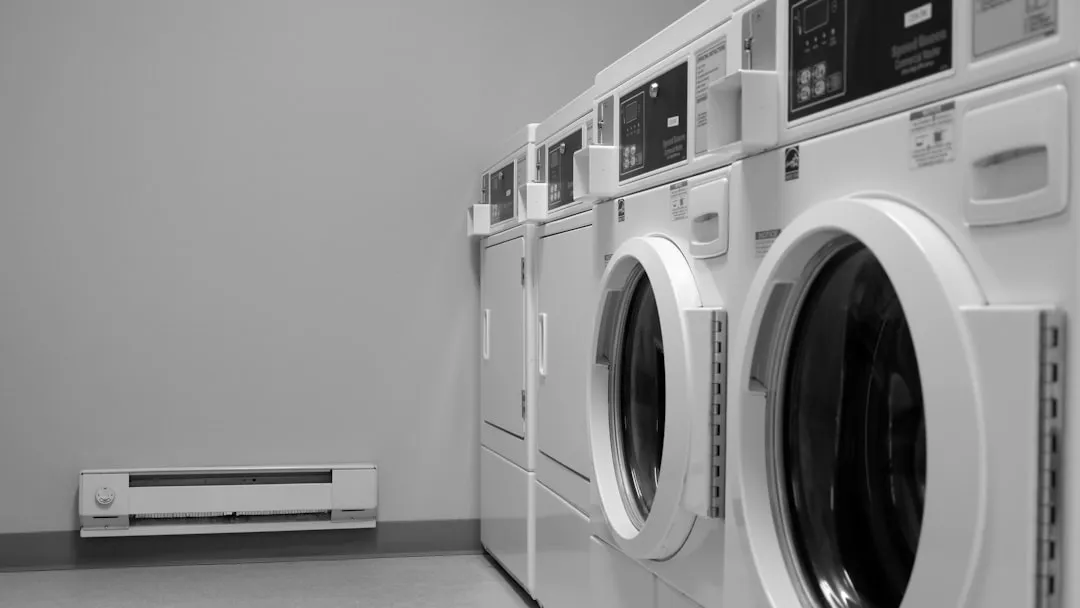 Skalbiniai iš mašinos kvepia tik pirmą valandą, o spintoje atsiranda drėgmės kvapas – kalti ne milteliai