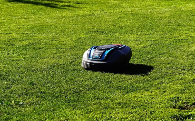 Kaimiņu robots pļauj zāli tad, kad visi vēlas mieru: ērtums vienam kļūst par troksni citiem