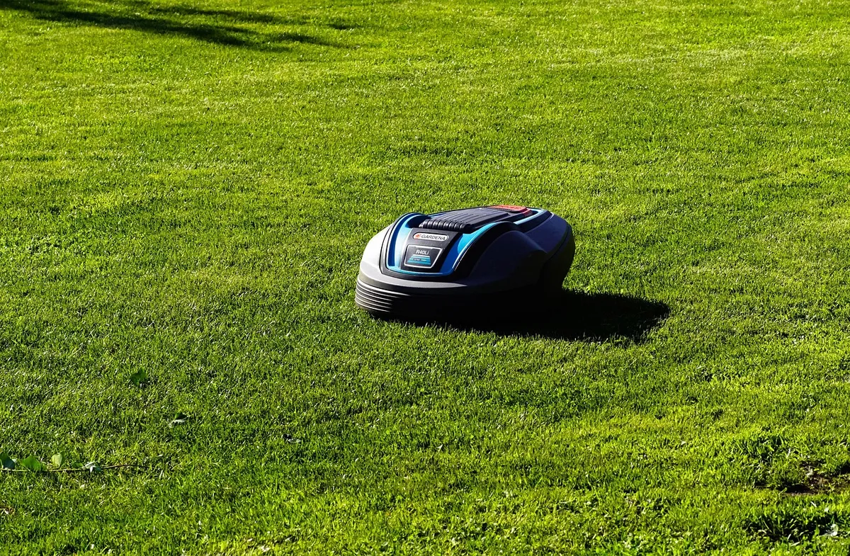 Kaimiņu robots pļauj zāli tad, kad visi vēlas mieru: ērtums vienam kļūst par troksni citiem