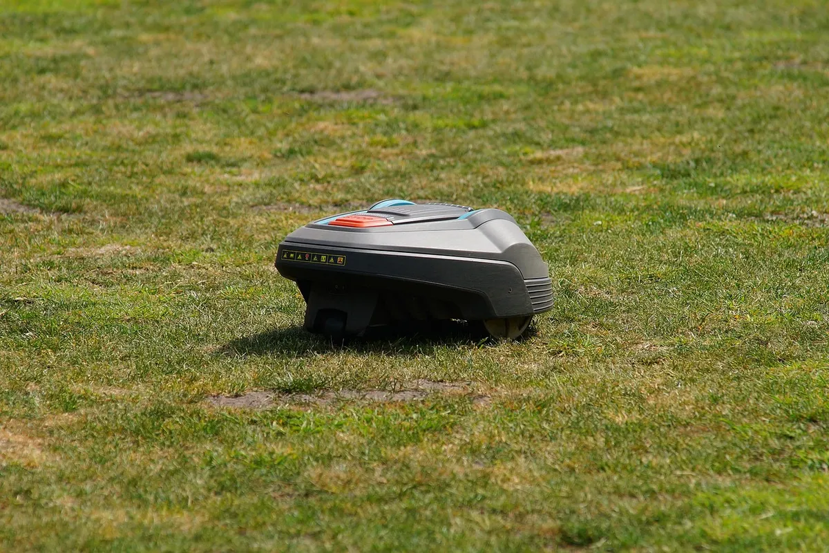 Kaimiņu robots pļauj zāli tad, kad visi vēlas mieru: ērtums vienam kļūst par troksni citiem