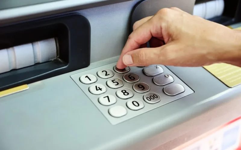 Bankas karšu mīts atspēkots: apgriezts PIN kods bankomātā neizsauc policiju