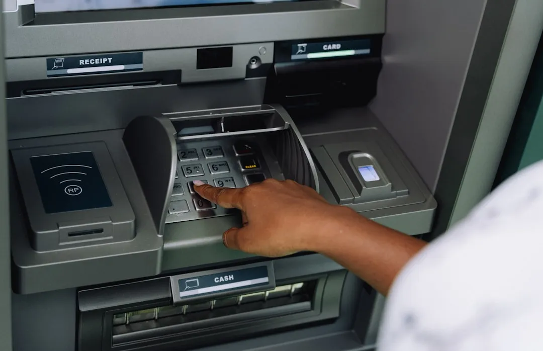 Banko kortelių mitas paneigtas: atvirkštinis PIN kodas bankomate policijos iškviečia