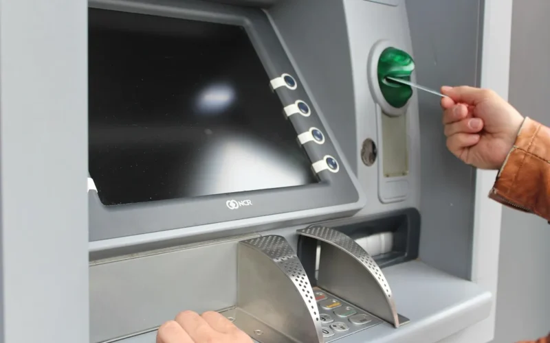 Atidariau banko programėlę ir pamačiau banko mokestį už pinigų išgryninimą, tokios sumos nesitikėjau