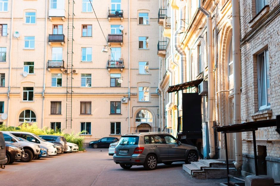 Kiemas virto automobilių stovėjimo loterija: vienas vairuotojas užėmė vietą ir sukėlė audrą