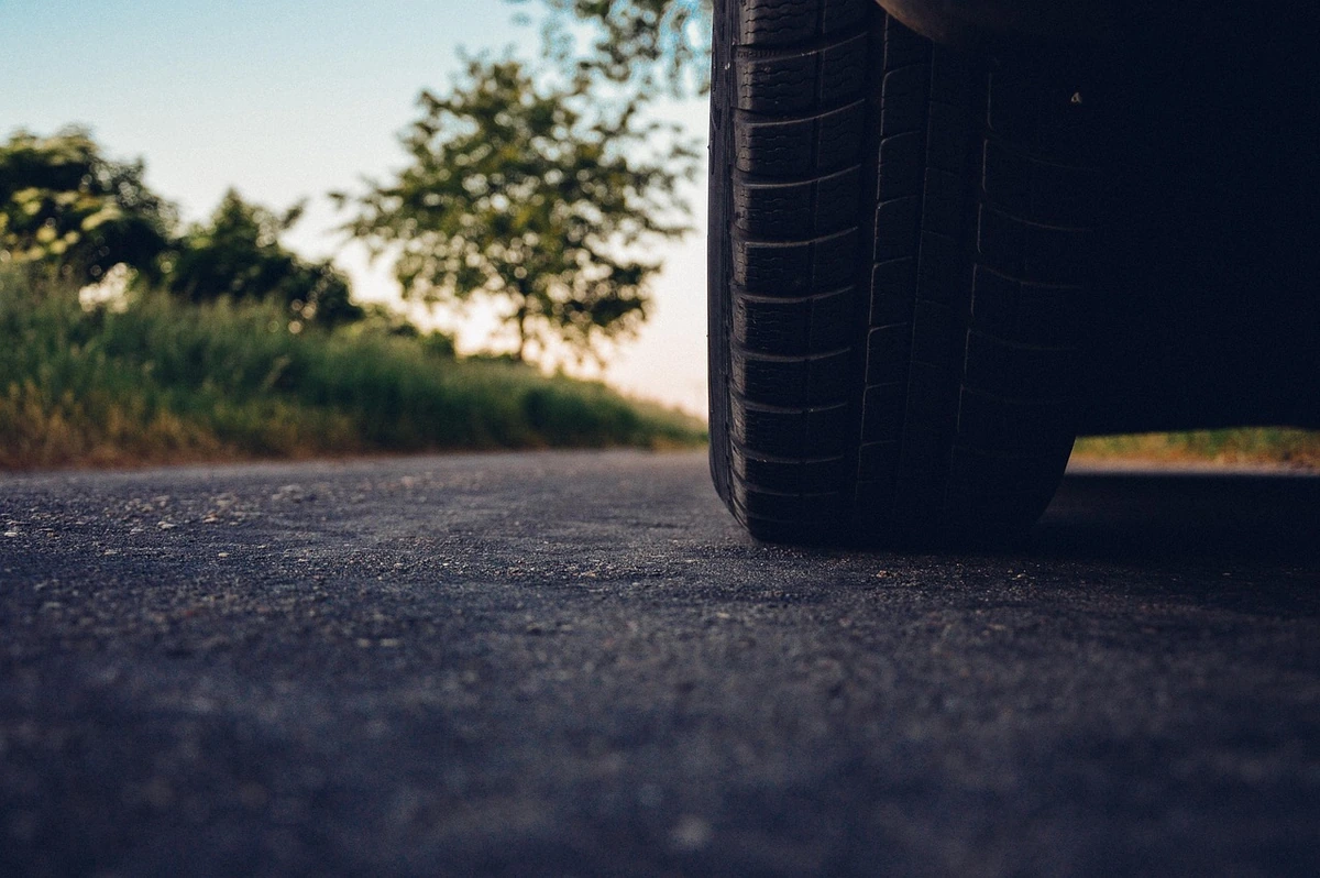 Kaip suprasti, kad automobilio padangos jau nebetinkamos, nors protektoriaus dar yra