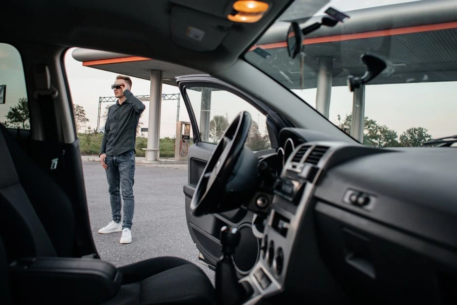 Degviela, automazgātava, kafija un uzkodas: kā īsa apstāšanās degvielas uzpildes stacijā kļūst par dārgu ieradumu