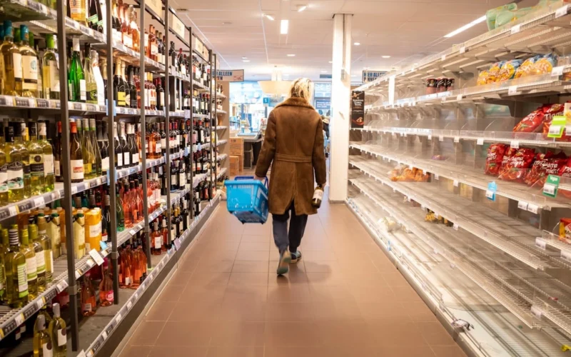 Prie kasos prekė kainavo brangiau nei lentynoje: ką pirkėjas turi teisę padaryti neišeidamas iš parduotuvės