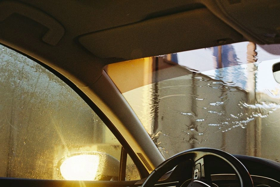 Logi aizsvīst no iekšpuses pat vasarā: vadītāji bieži vaino laikapstākļus, bet problēma var būt automašīnā