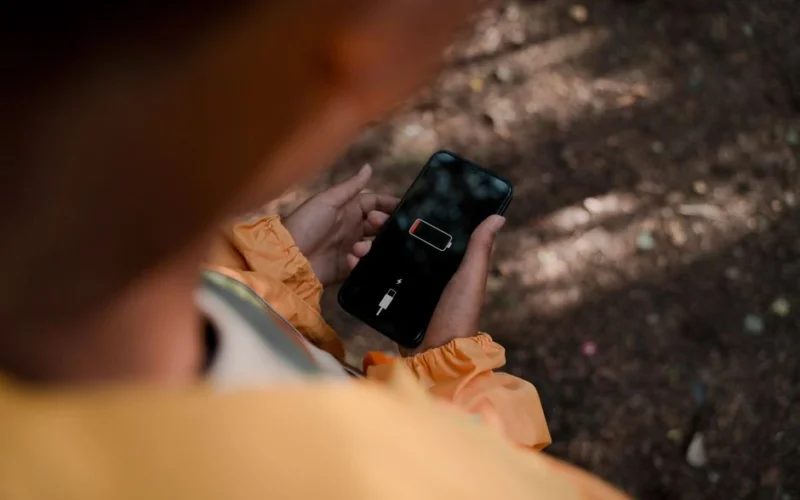 Telefonas pradėjo greičiau išsikrauti: gali būti, kad fone vyksta tai, ko nematote