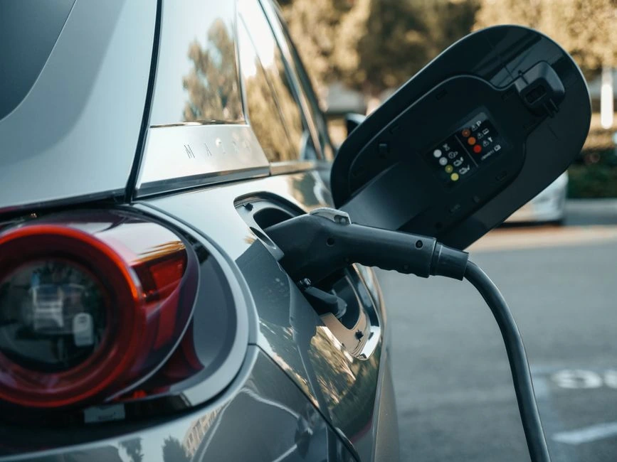 Kodėl žmonės renkasi PHEV hibridus? Vis po 2-3 metų jie tampa nieko verti dėl baterijos degradacijos