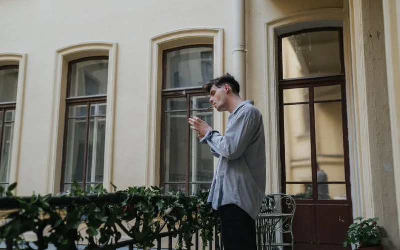 Kaimynai rūko balkone, o kvapas eina į jūsų butą: kaip kalbėti, kad tai nevirstų karu