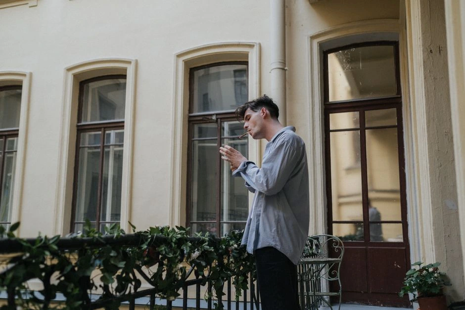 Kaimynai rūko balkone, o kvapas eina į jūsų butą: kaip kalbėti, kad tai nevirstų karu