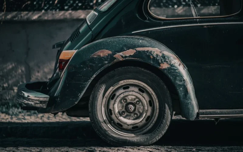 Automobilį palikote kieme, o ryte radote įbrėžimą: ką fotografuoti ir kam pranešti pirmiausia
