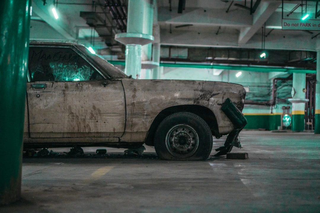 Automobilį palikote kieme, o ryte radote įbrėžimą: ką fotografuoti ir kam pranešti pirmiausia
