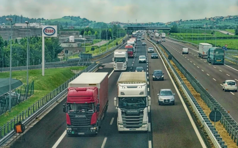 Šiandien važiavau iš Klaipėdos į Kauną ir pasibaisėjau: eisme tikras chaosas, važiuoja kas kaip nori