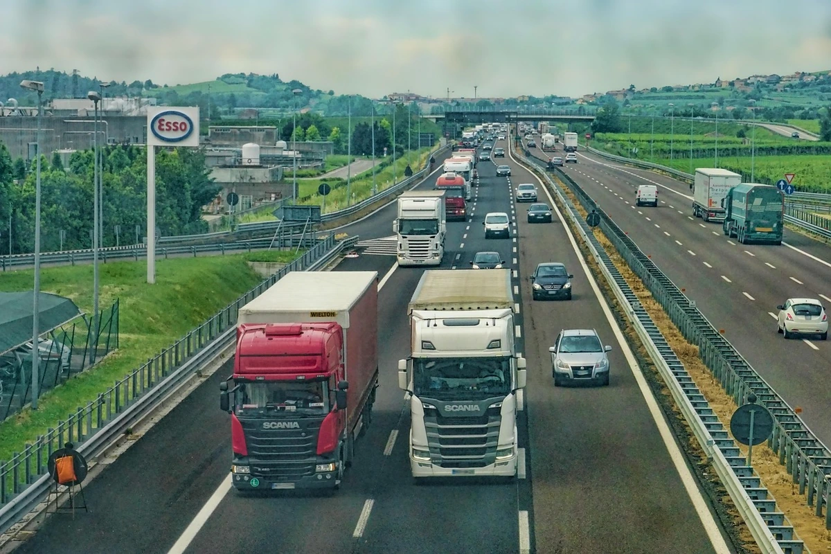 Šiandien važiavau iš Klaipėdos į Kauną ir pasibaisėjau: eisme tikras chaosas, važiuoja kas kaip nori