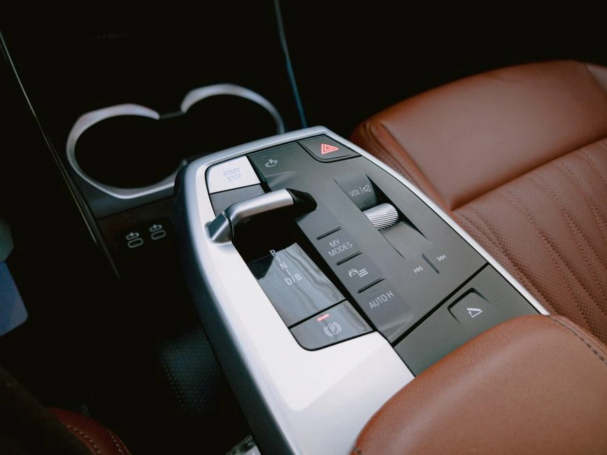 Automobilyje nuolat kaupiasi smulkūs daiktai: vairuotojas parodė vietą, apie kurią pamirštame