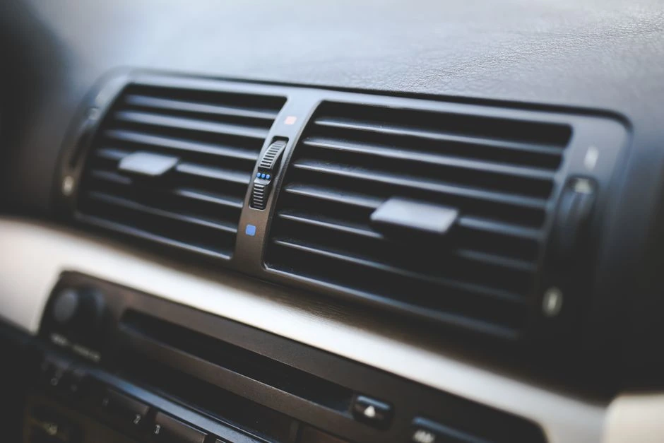 Automobilio salone tvyro keistas kvapas po lietaus: kaltas gali būti ne kilimėlis