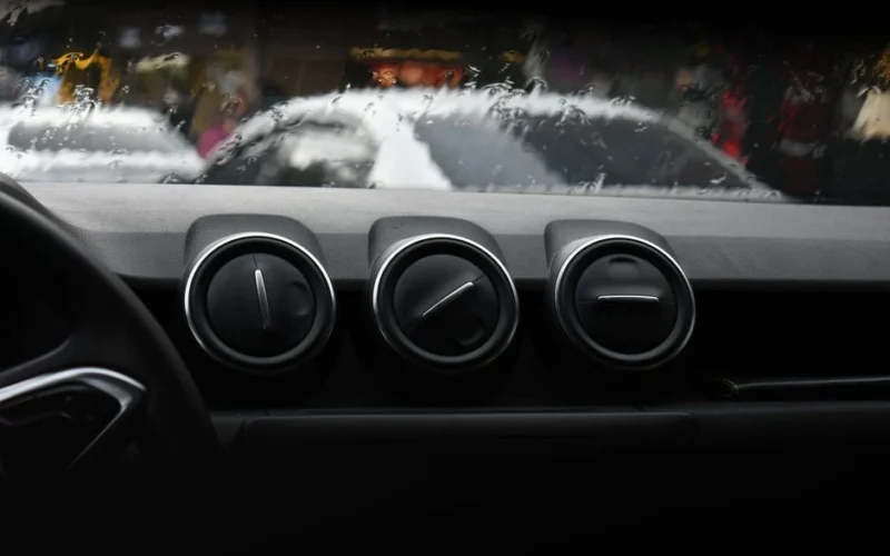 Automobilio salone tvyro keistas kvapas po lietaus: kaltas gali būti ne kilimėlis